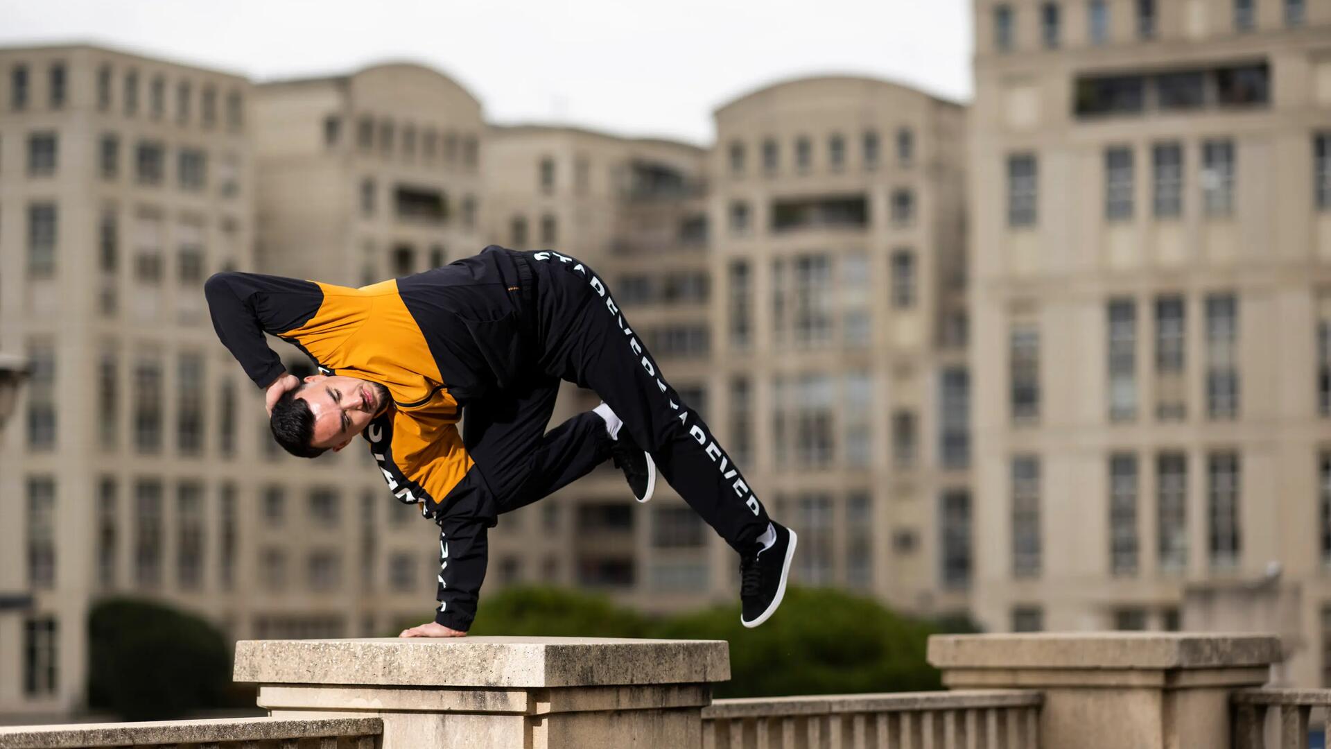 woman sitting down ready to practice urban dance