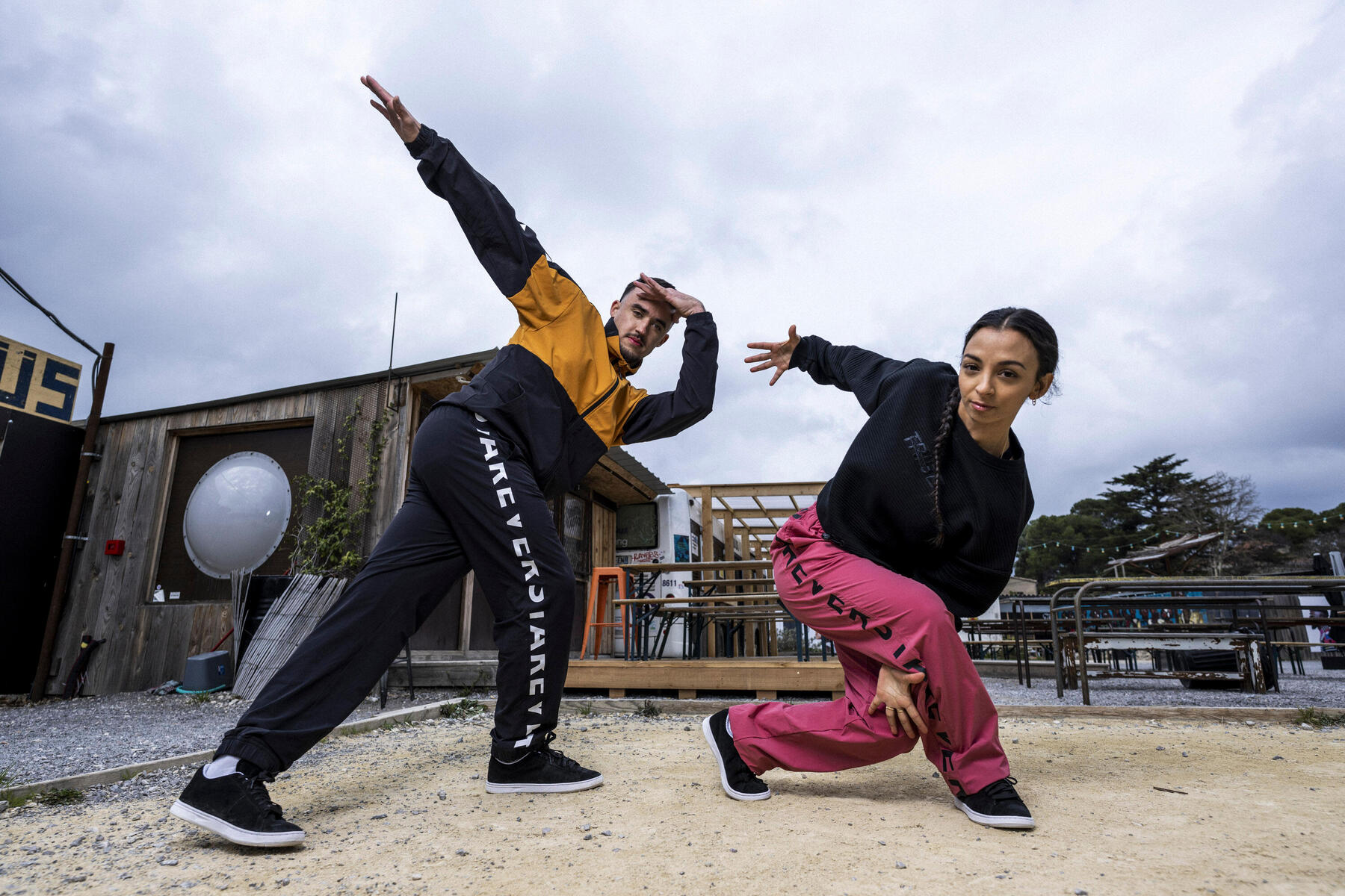 Para tańcząca street dance na dworze