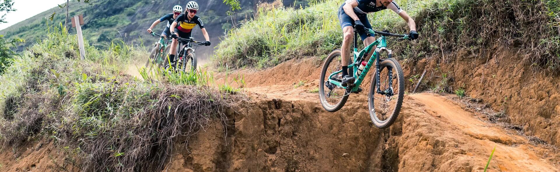 Wie meistert man eine steile Abfahrt mit dem Mountainbike?