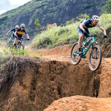 Wie meistert man eine steile Abfahrt mit dem Mountainbike?