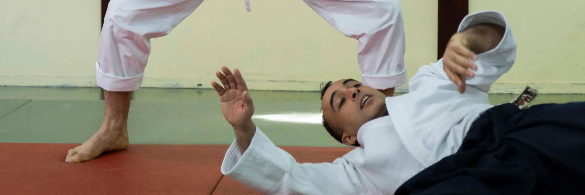 Mężczyźni trenujący techniki aikido