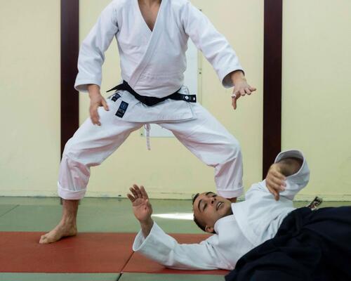 Mężczyźni trenujący techniki aikido