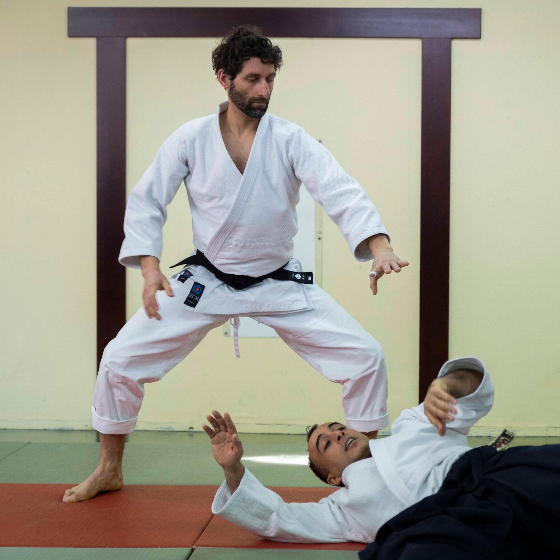 Mężczyźni trenujący techniki aikido