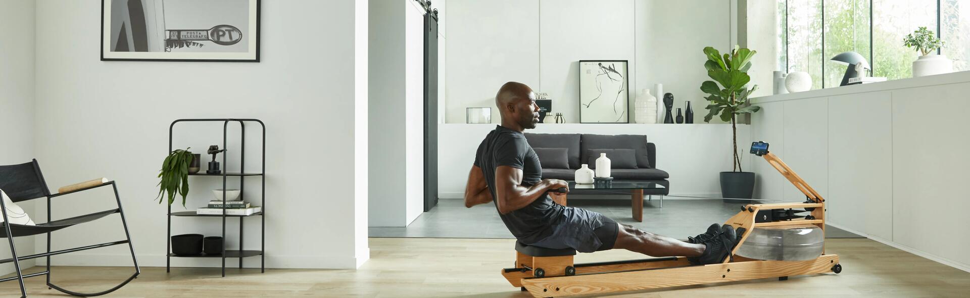 treino em máquina de remo com cargas