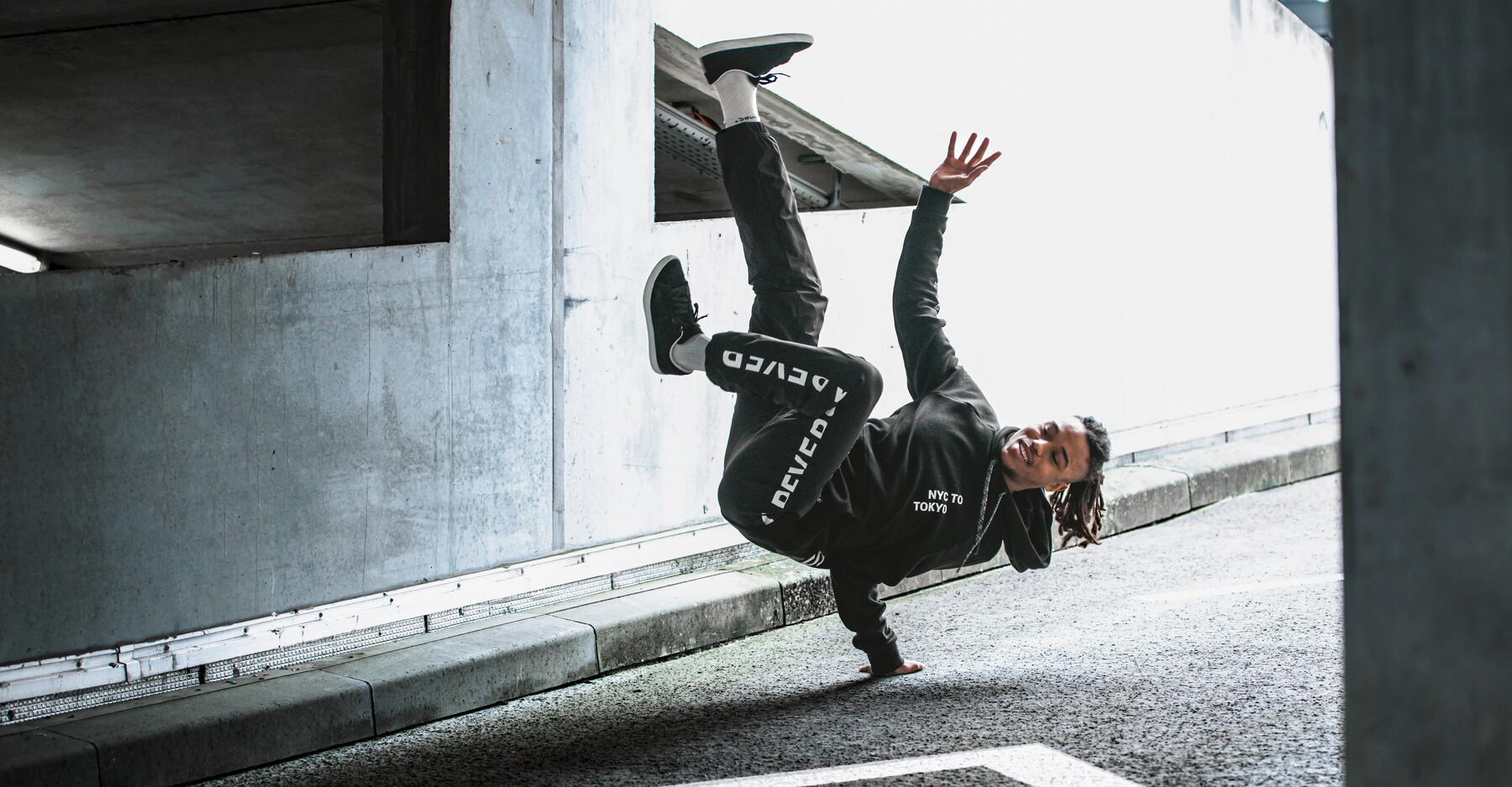 chico haciendo breakdance