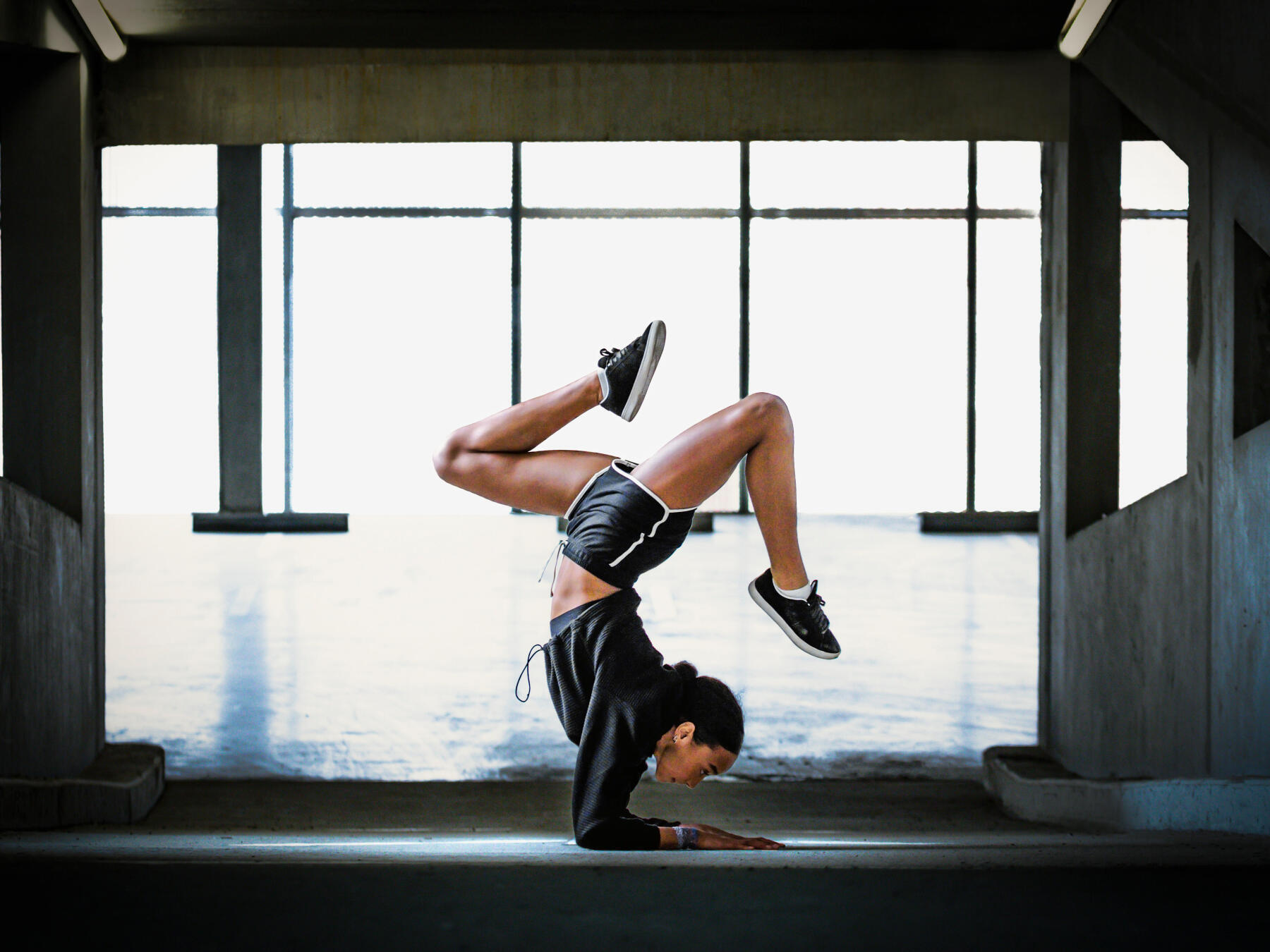 mulher em posicao de dança