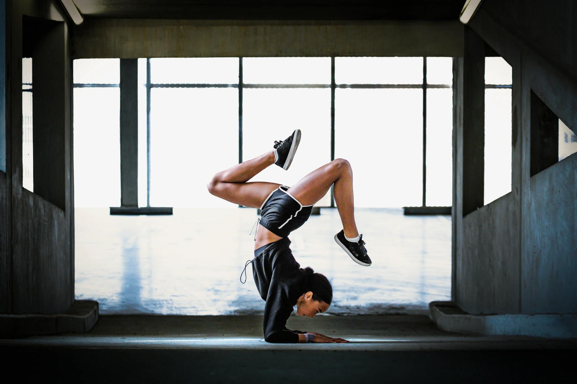 un homme et une femme dansent dans un entrepôt