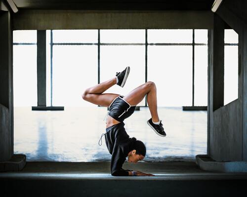un homme et une femme dansent dans un entrepôt