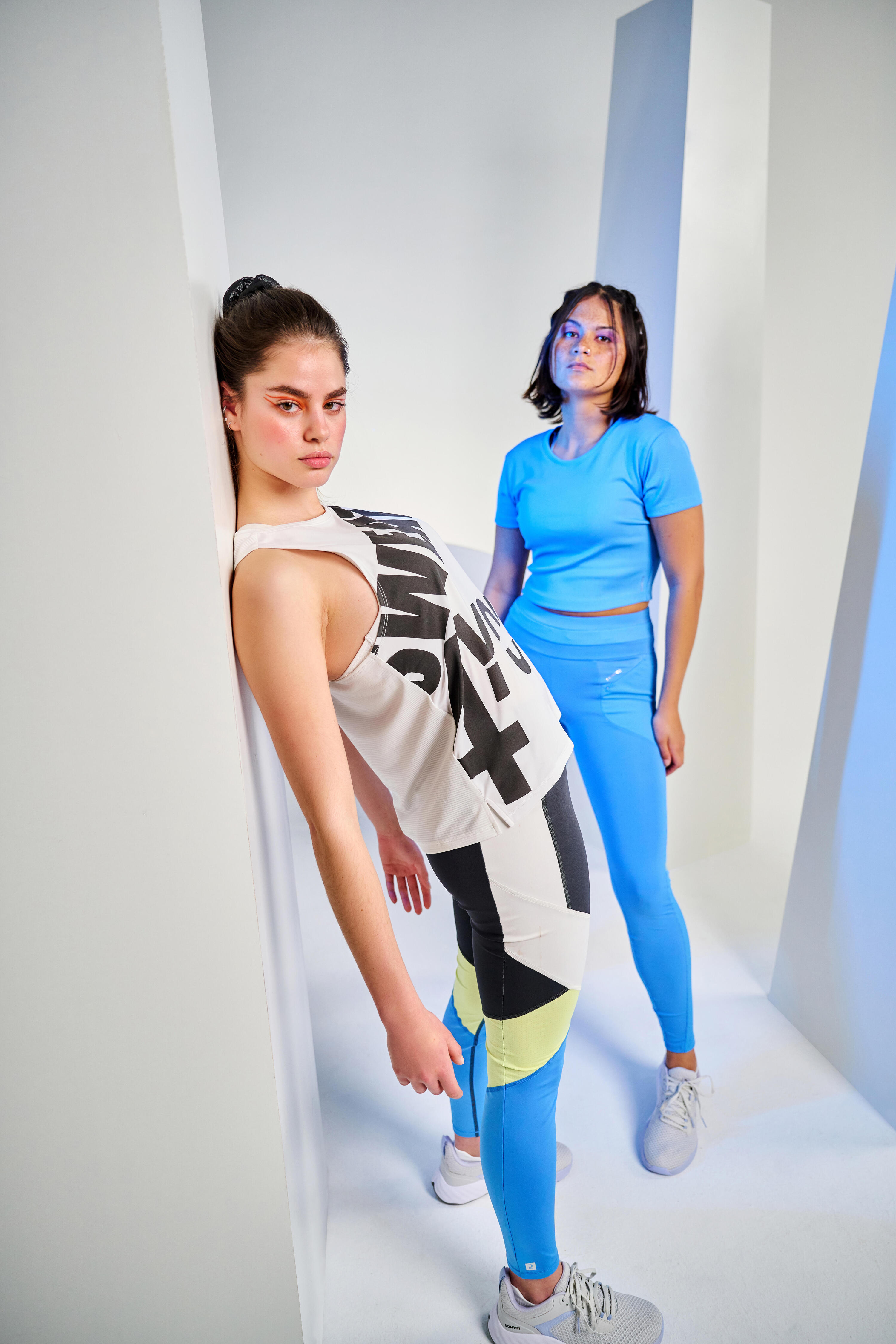 Dámské fitness tílko Loose krátké bílo-černé s potiskem 7/10