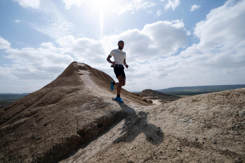 TEE SHIRT DE TRAIL RUNNING MANCHES COURTES ZIP HOMME BLANC