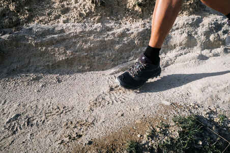 Una foto de unas zapatillas de trail running y una mochila de