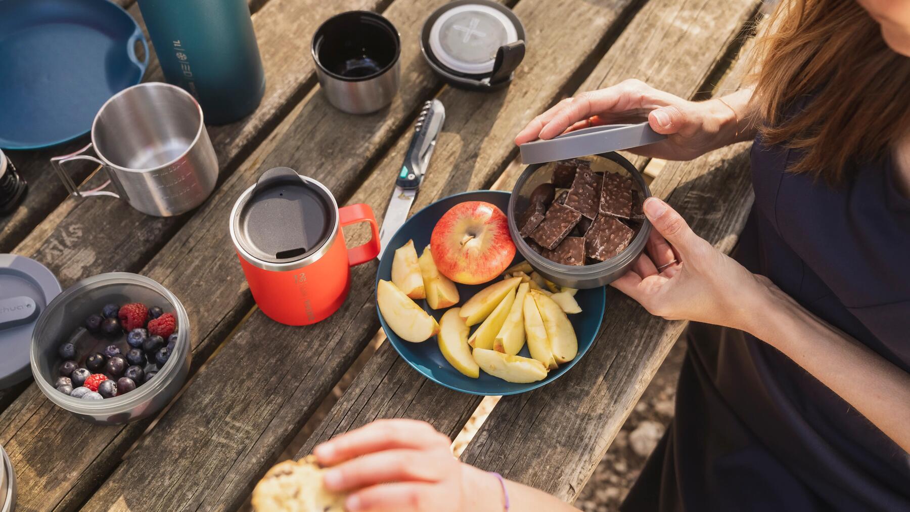pessoa a preparar uma refeição rápida com fruta e snacks