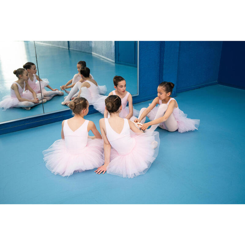 jeune danseuse ballerine en tutu plateau et pointes classique Stock Photo