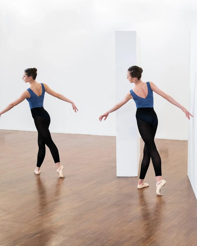 Zwei Mädchen tanzen Ballett.