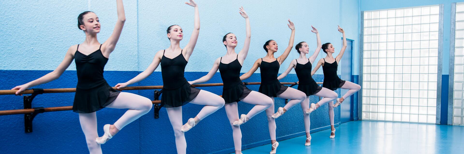 niñas practicando. ballet
