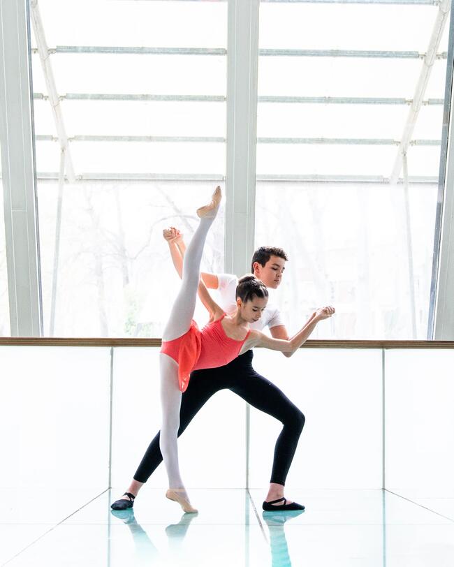 Ein Junge und ein Mädchen tanzen Ballett.