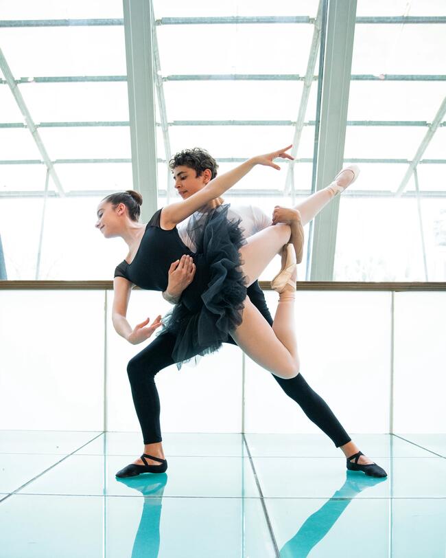Eine Balletttänzerin und ein Balletttänzer tanzen zusammen.