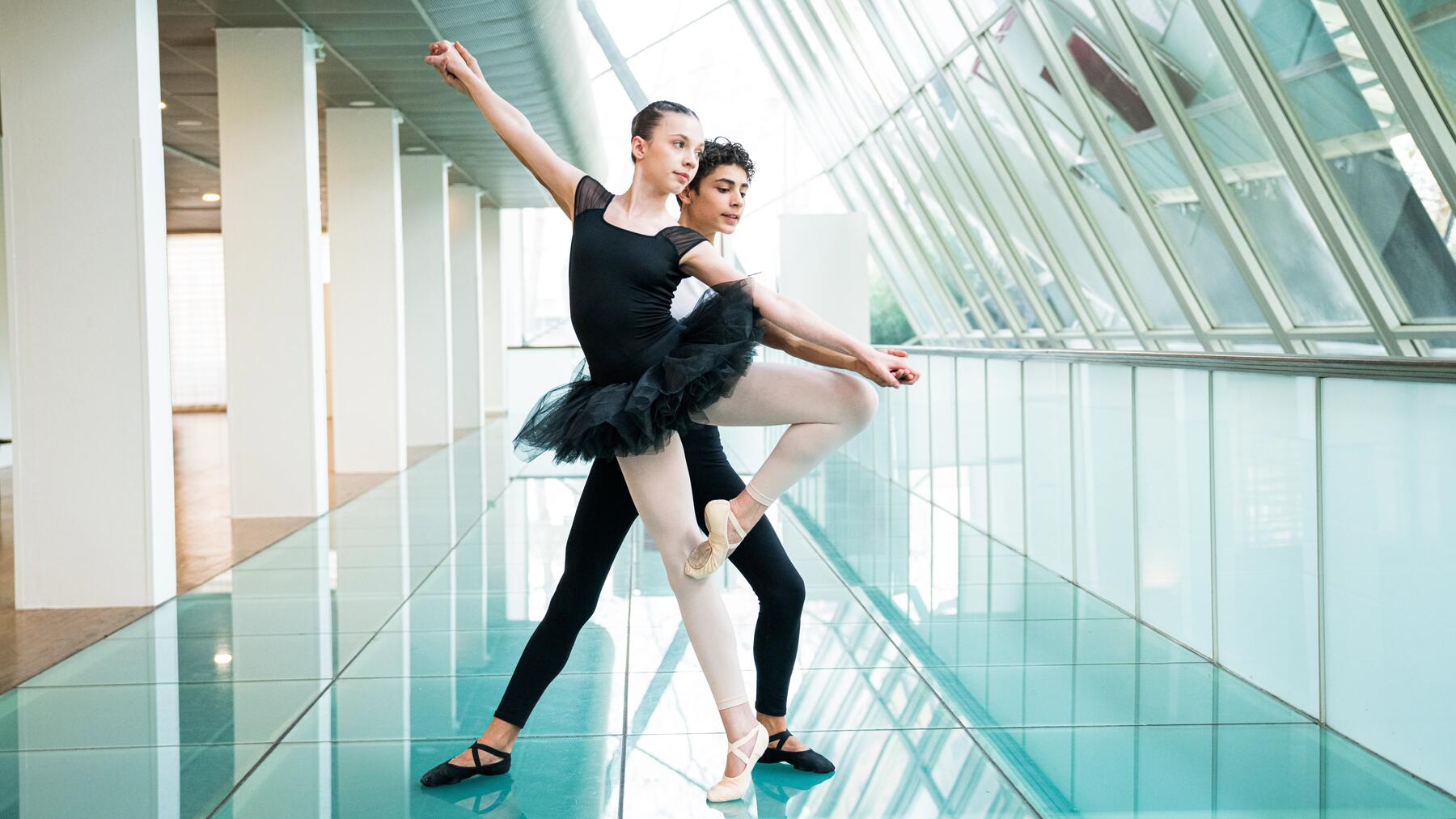 Mann und Frau machen Ballet in Spitzenschuhen