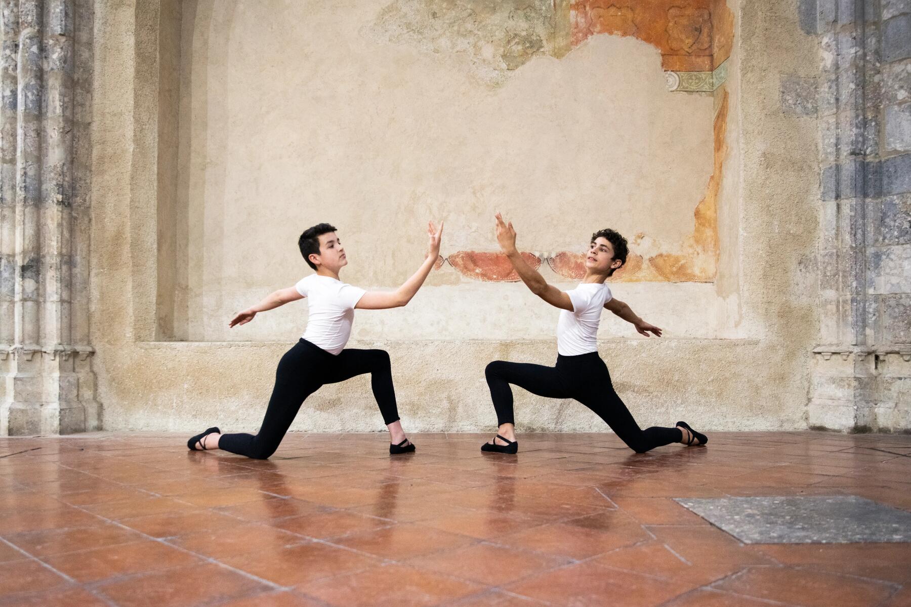 Zwei Männer tanzen Ballet in schwarzen Spitzenschuhen