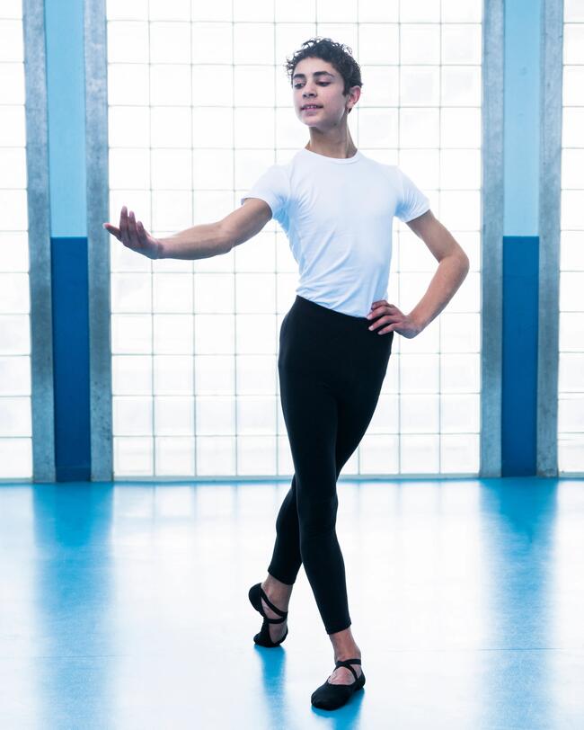 Ein Junge tanzt Ballett.