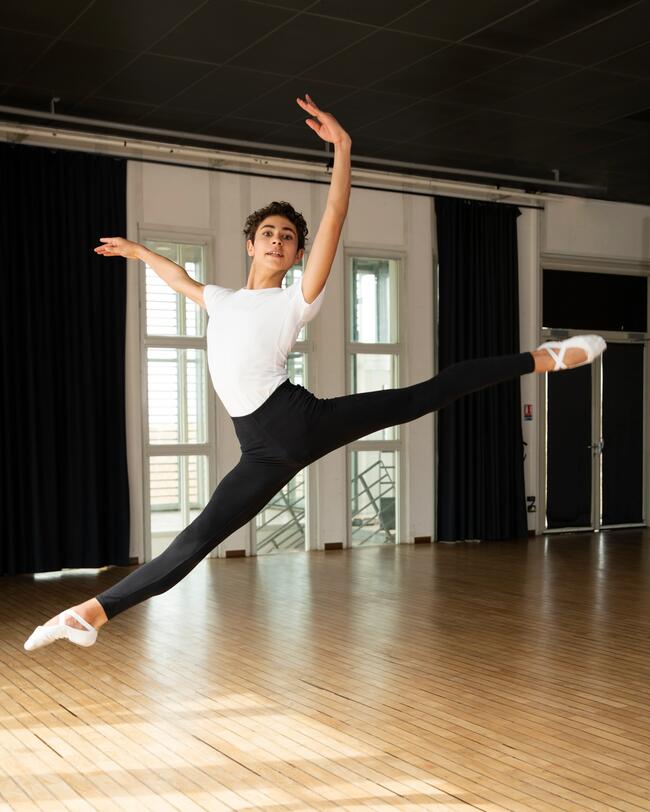 Ein Ballettänzer tanzt.