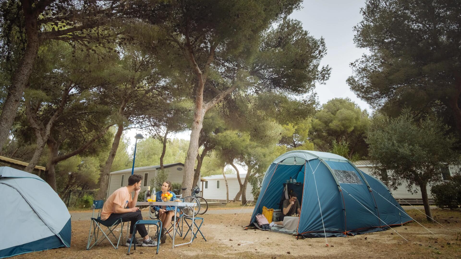 pessoas a acampar decathlon