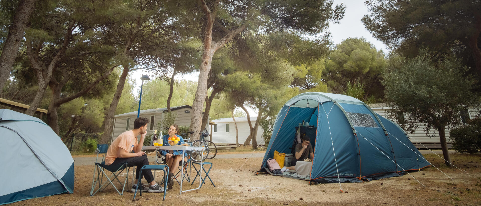 pessoas a acampar decathlon