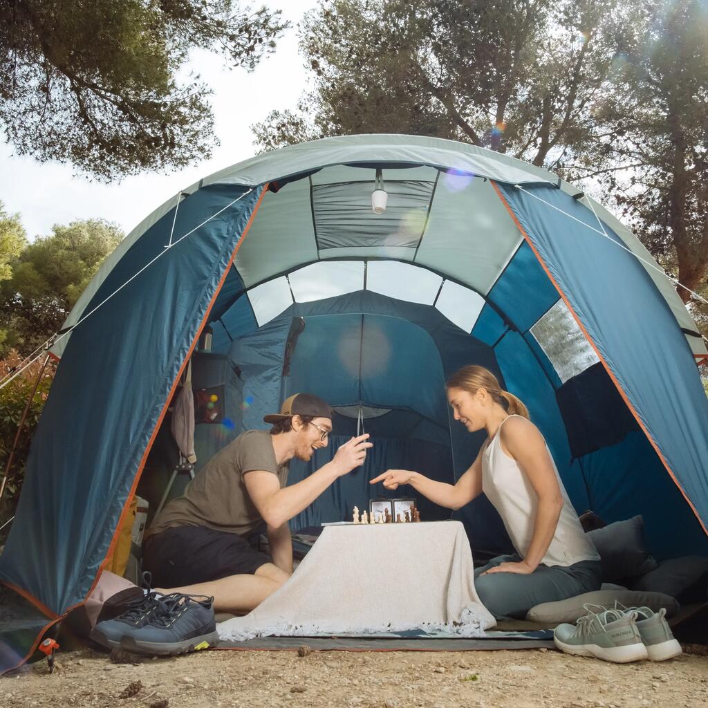 Par v večjem šotoru igra šah.