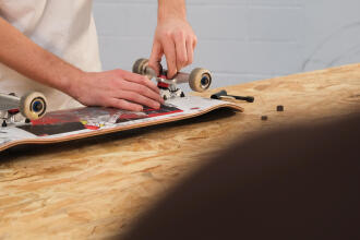 Come cambiare i gommini dello skateboard: