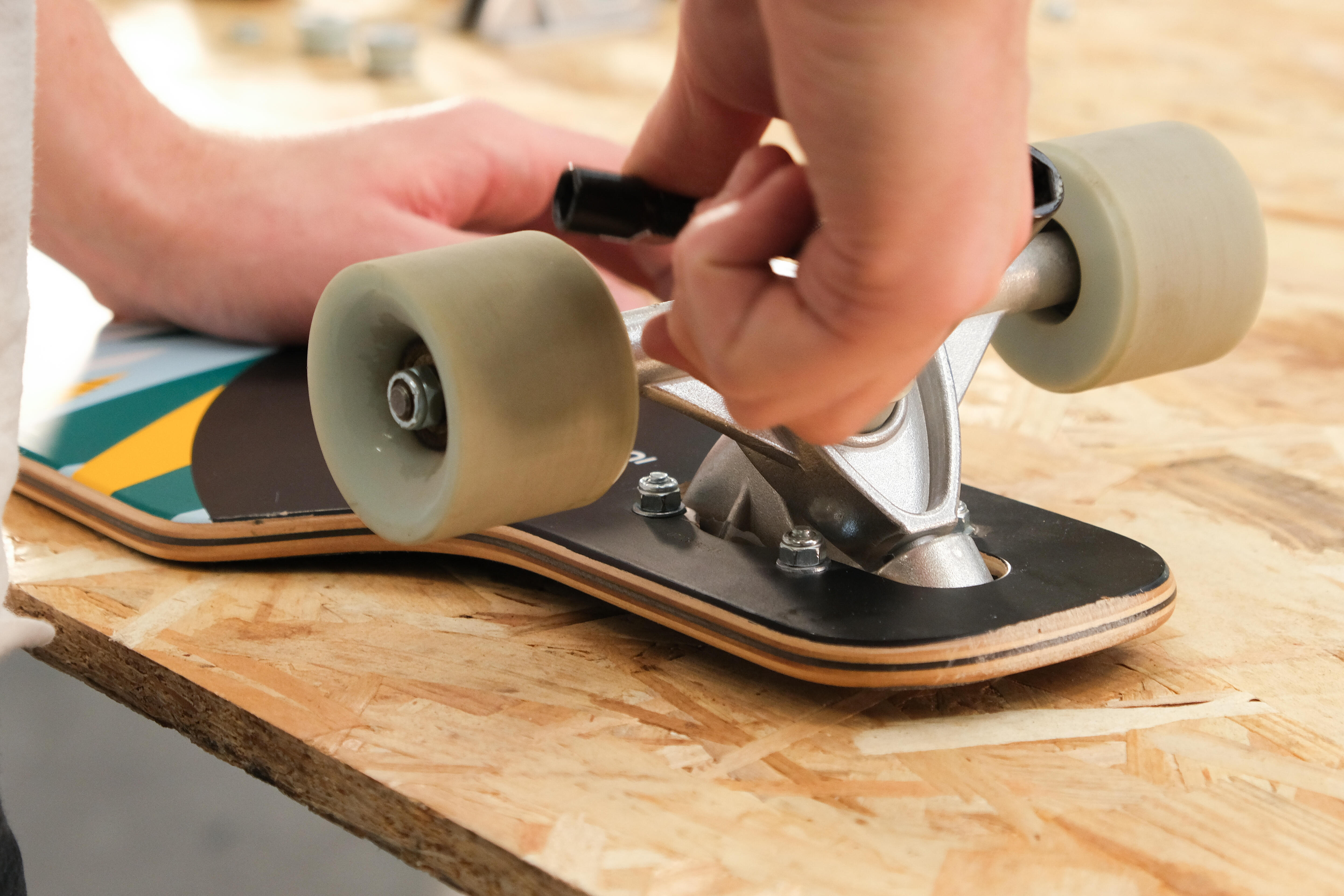 remplacer roues longboard drop