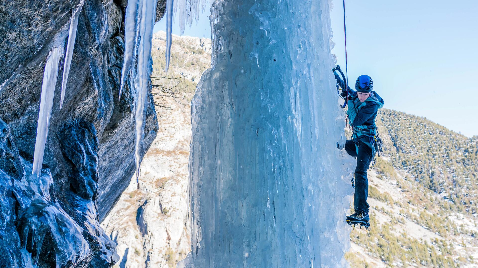 Alpinista na cascata de gelo