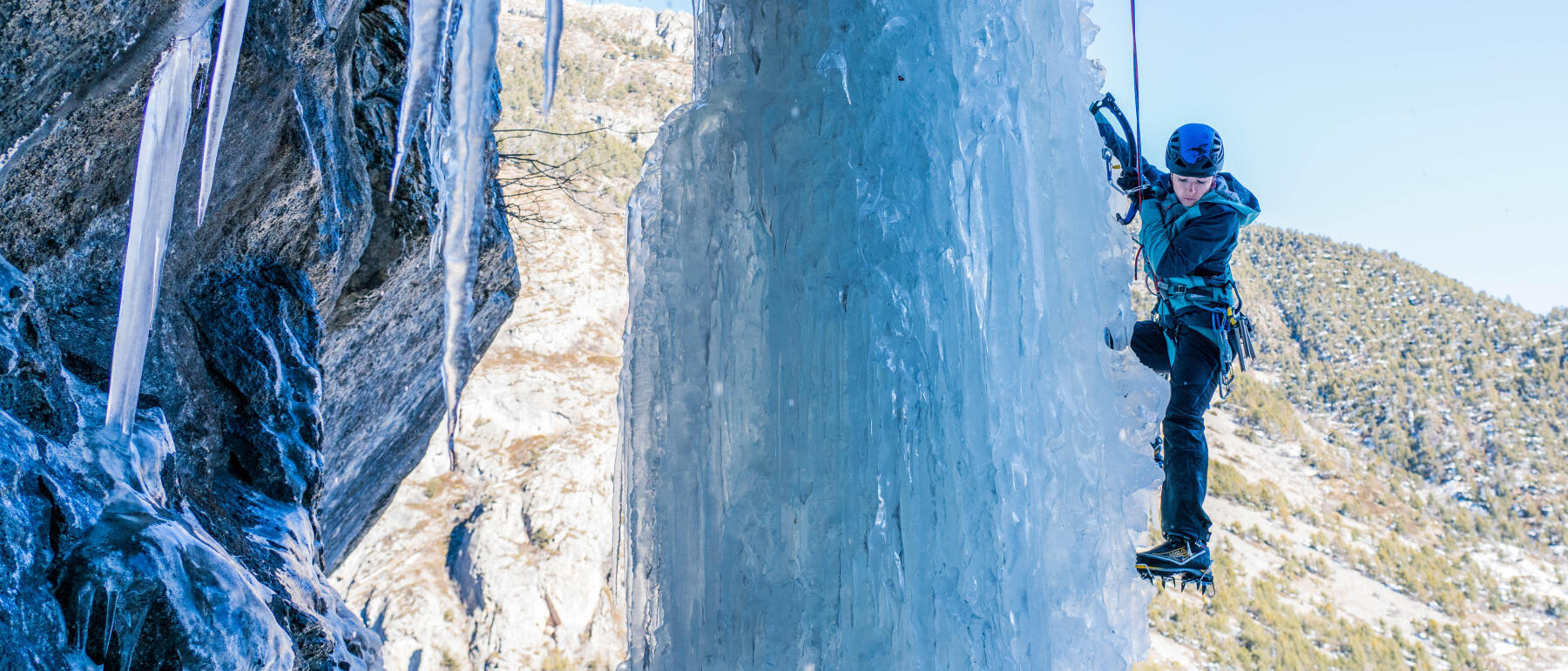 Alpinista na cascata de gelo