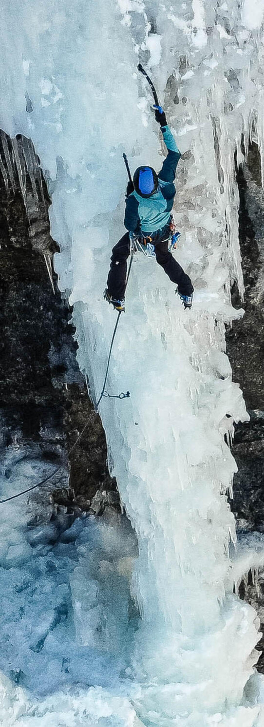 alpinista em cascata de gelo