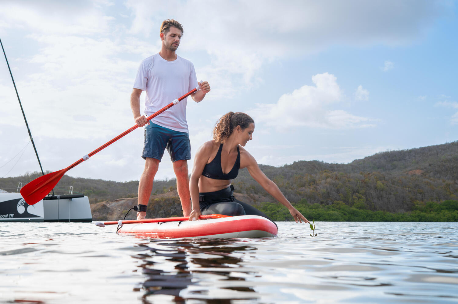 Dos personas navegando sobre un sup