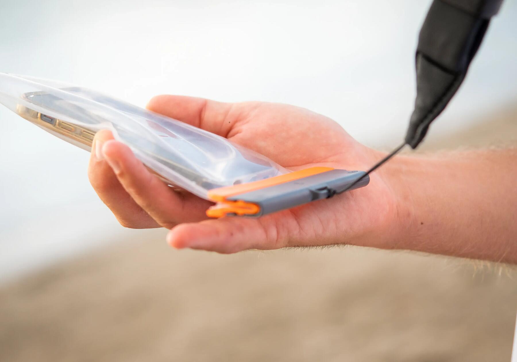 pochette-etanche-de-telephone-s-et-l-itiwit-tribord-decathlon