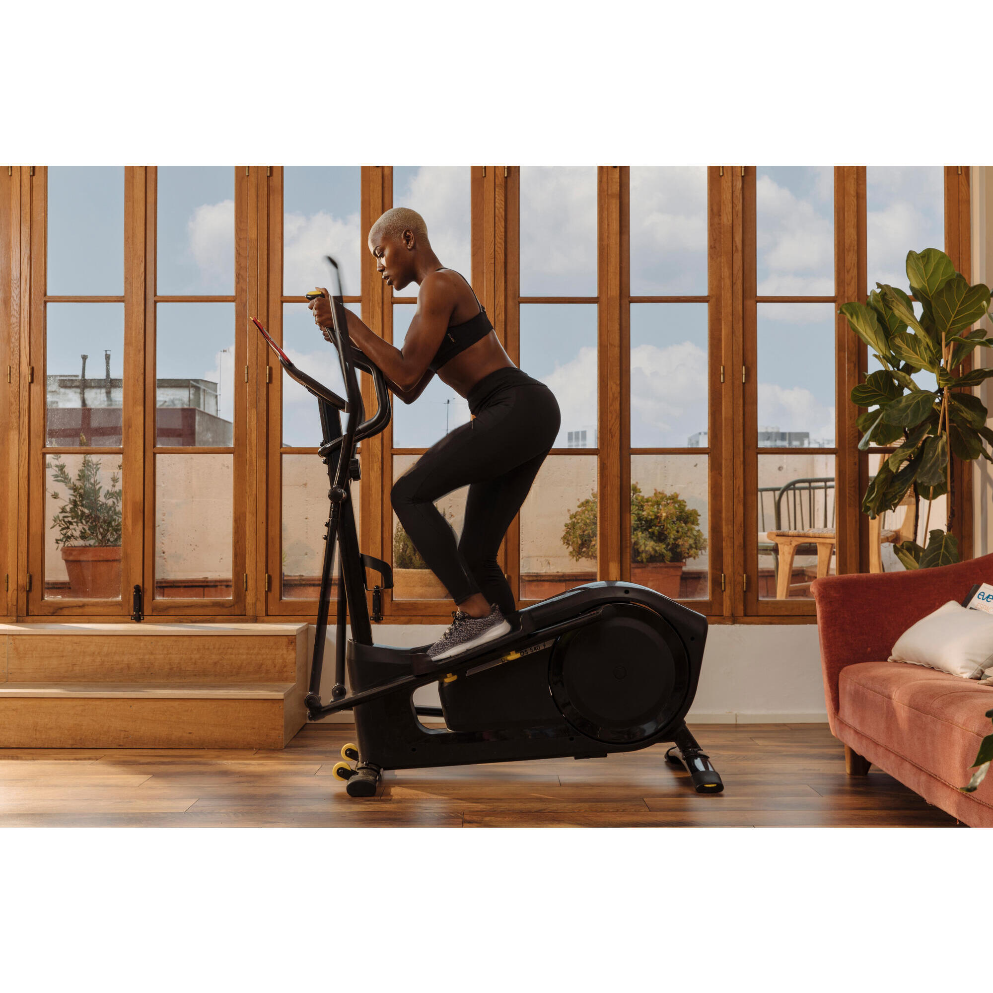 EL540 Black self-powered elliptical trainer, E-Connected and Kinomap