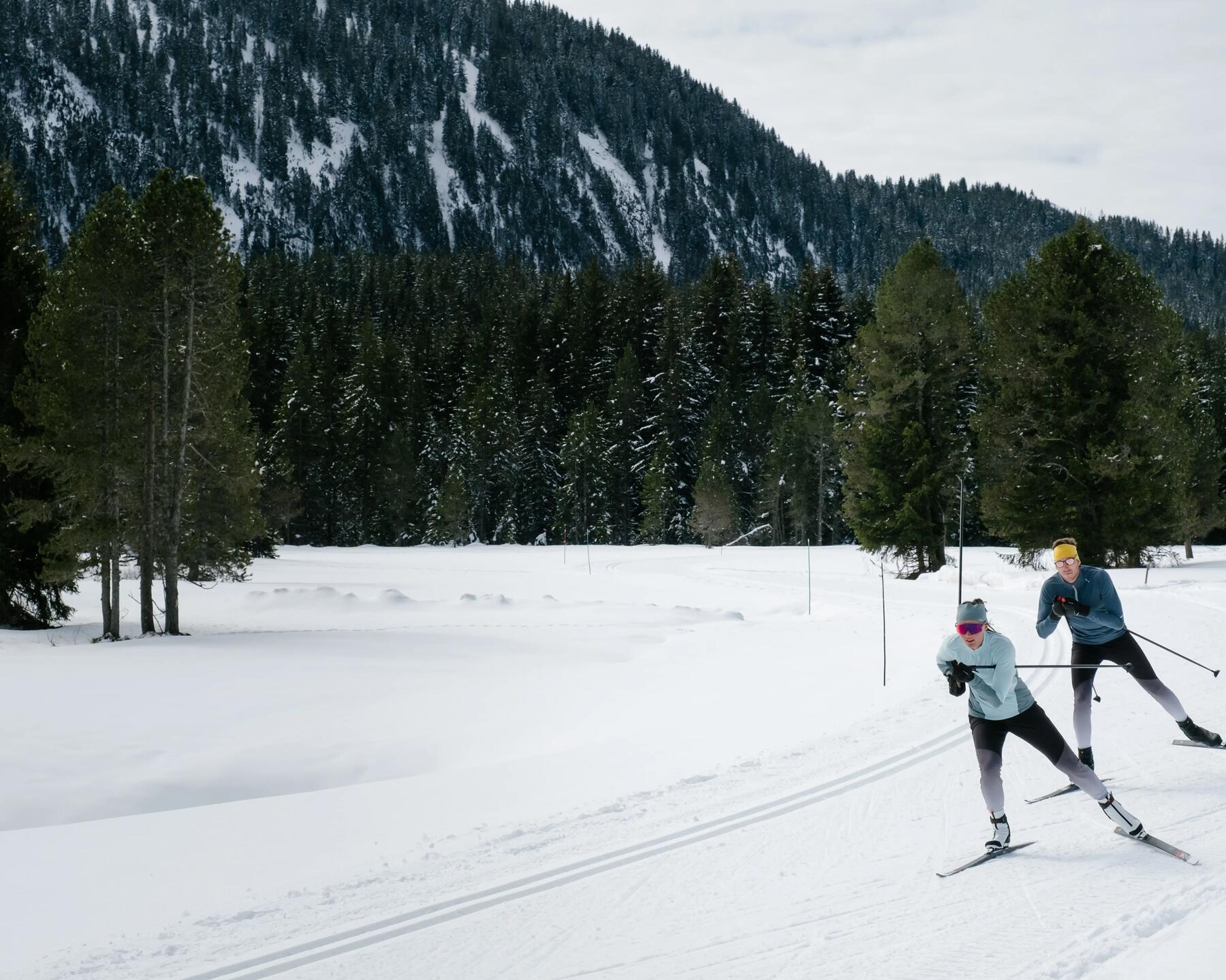 kobieta i mężczyzna trenujący narciarstwo biegowe