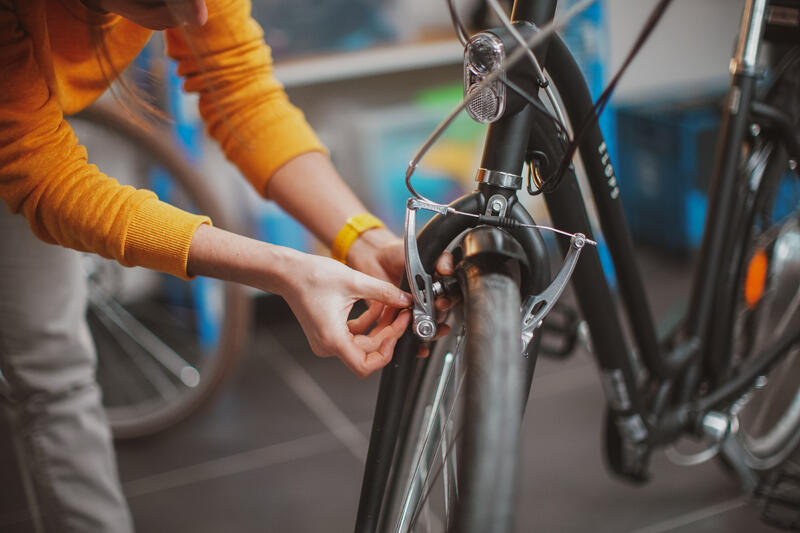 LE GUIDE D'APPRENTISSAGE POUR TOUT SAVOIR SUR LE FREINAGE DU VÉLO 