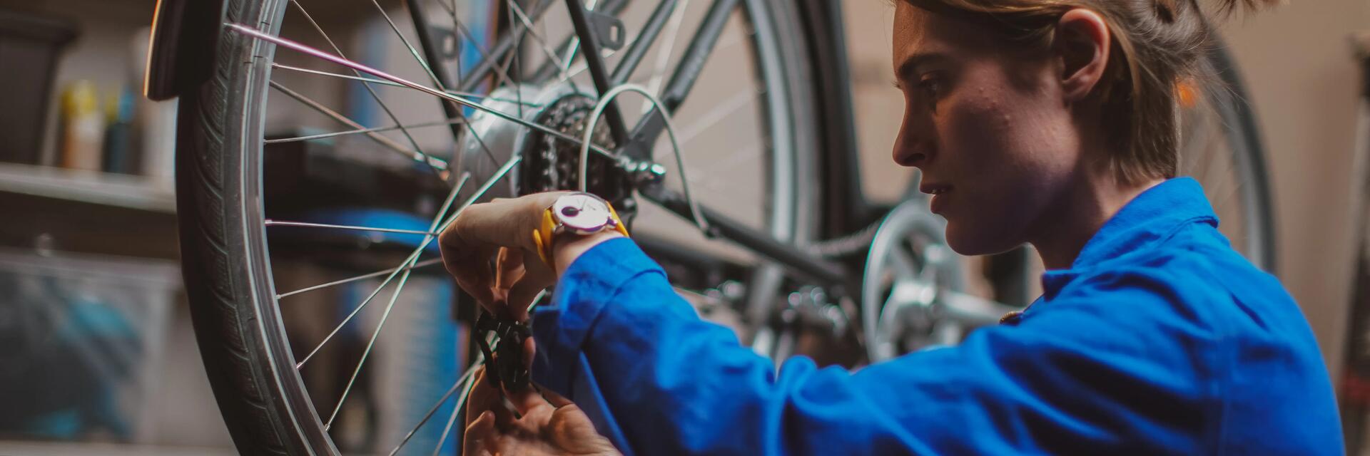 Frau repariert Velo
