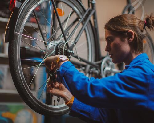 femme réparation vélo