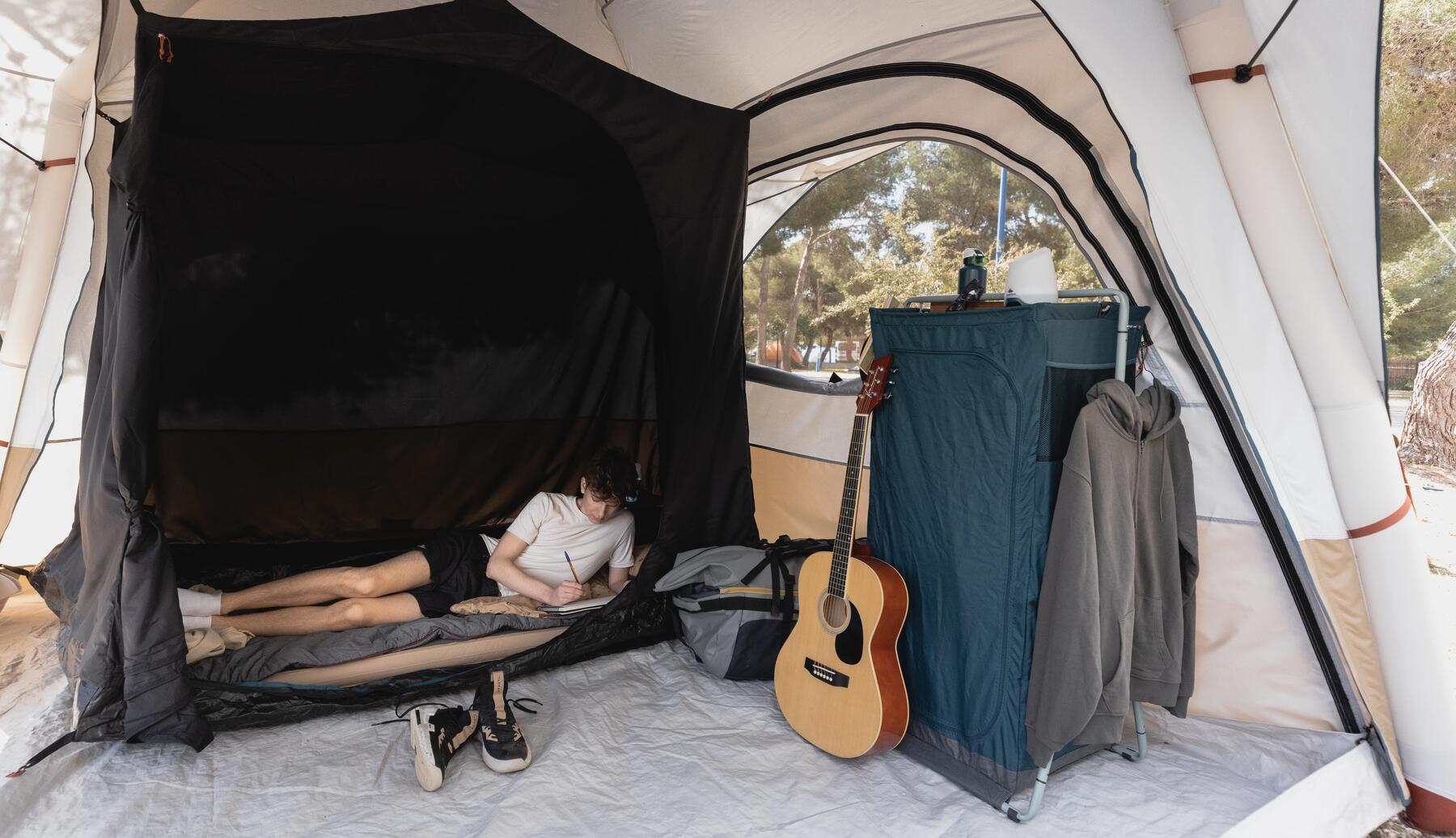 grupo de amigos num acampamento à noite