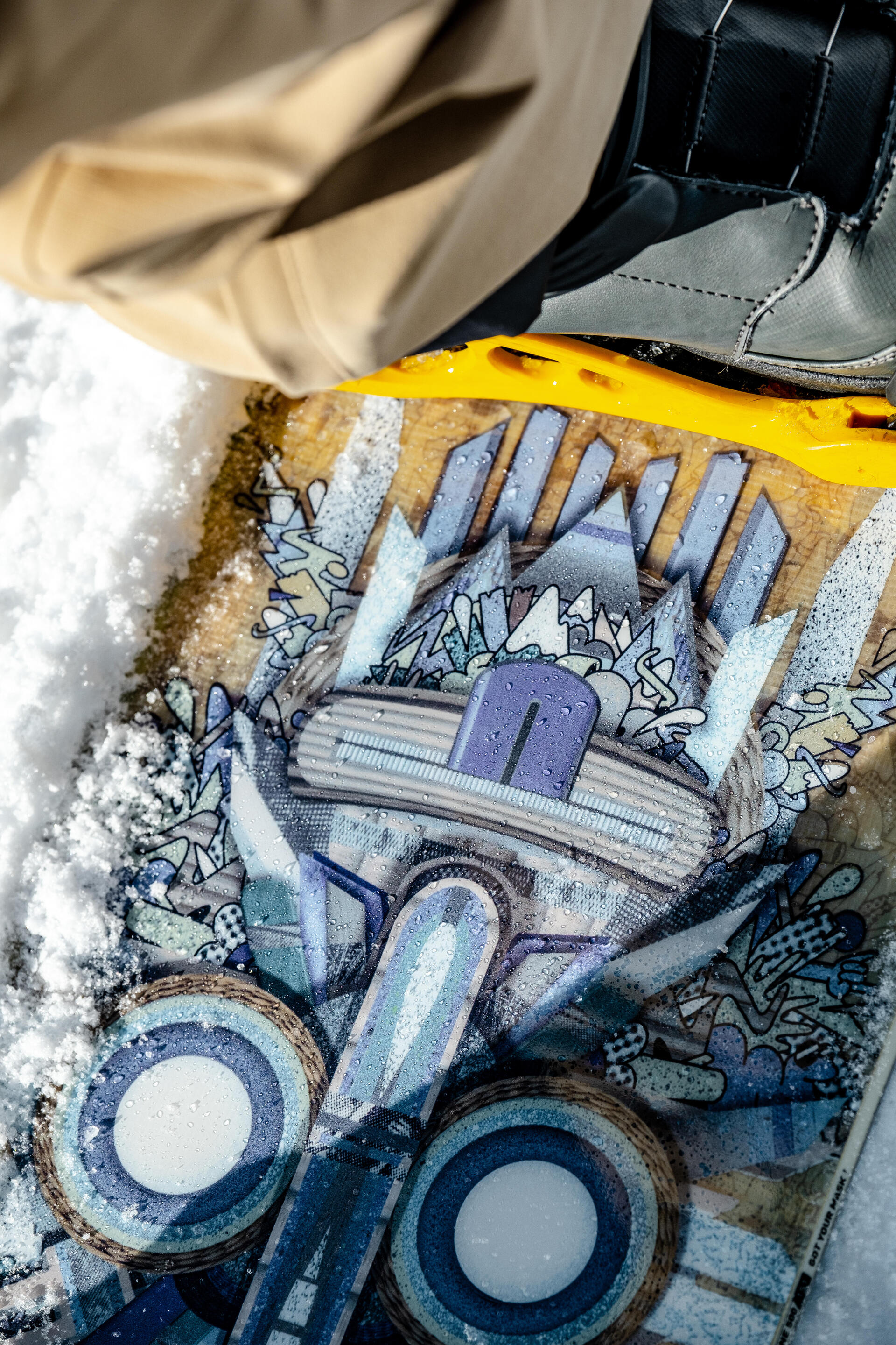 Une board illustrée par un artiste rider