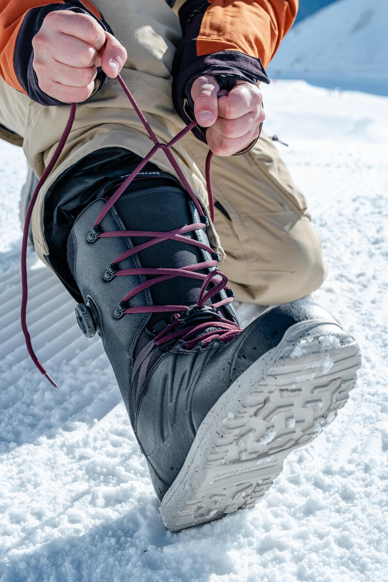 Pán dotahuje pánskou snowboardovou botu
