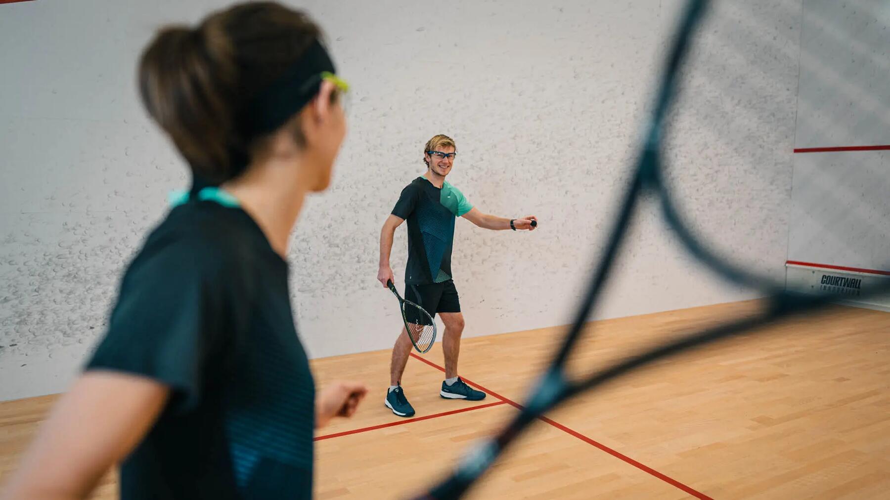 Erfahre hier, was du beachten solltest, wenn du dir einen neuen Squashschläger zulegen möchtest!