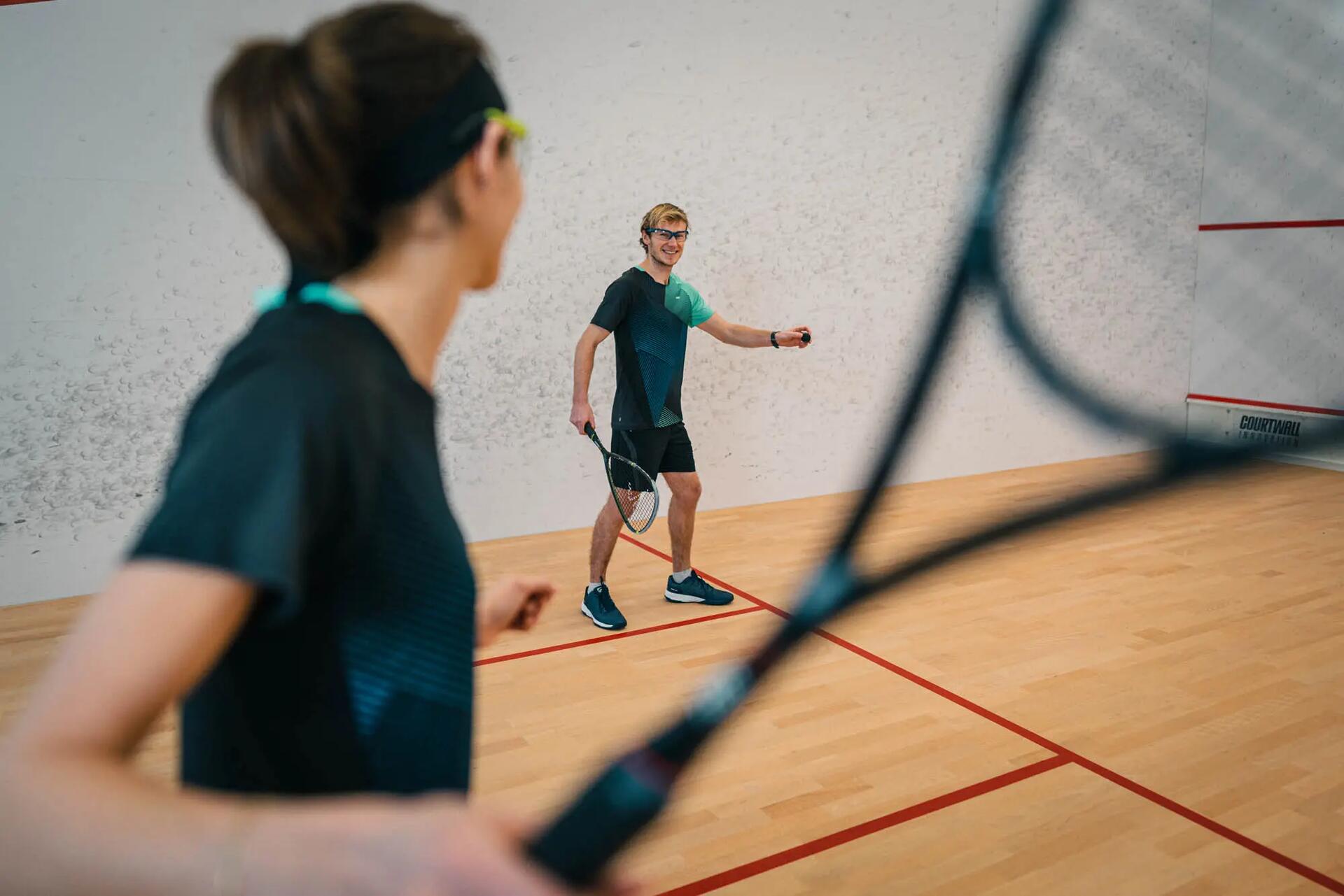 CUM SĂ ALEGI ÎNCĂLȚĂMINTEA DE BADMINTON/SQUASH