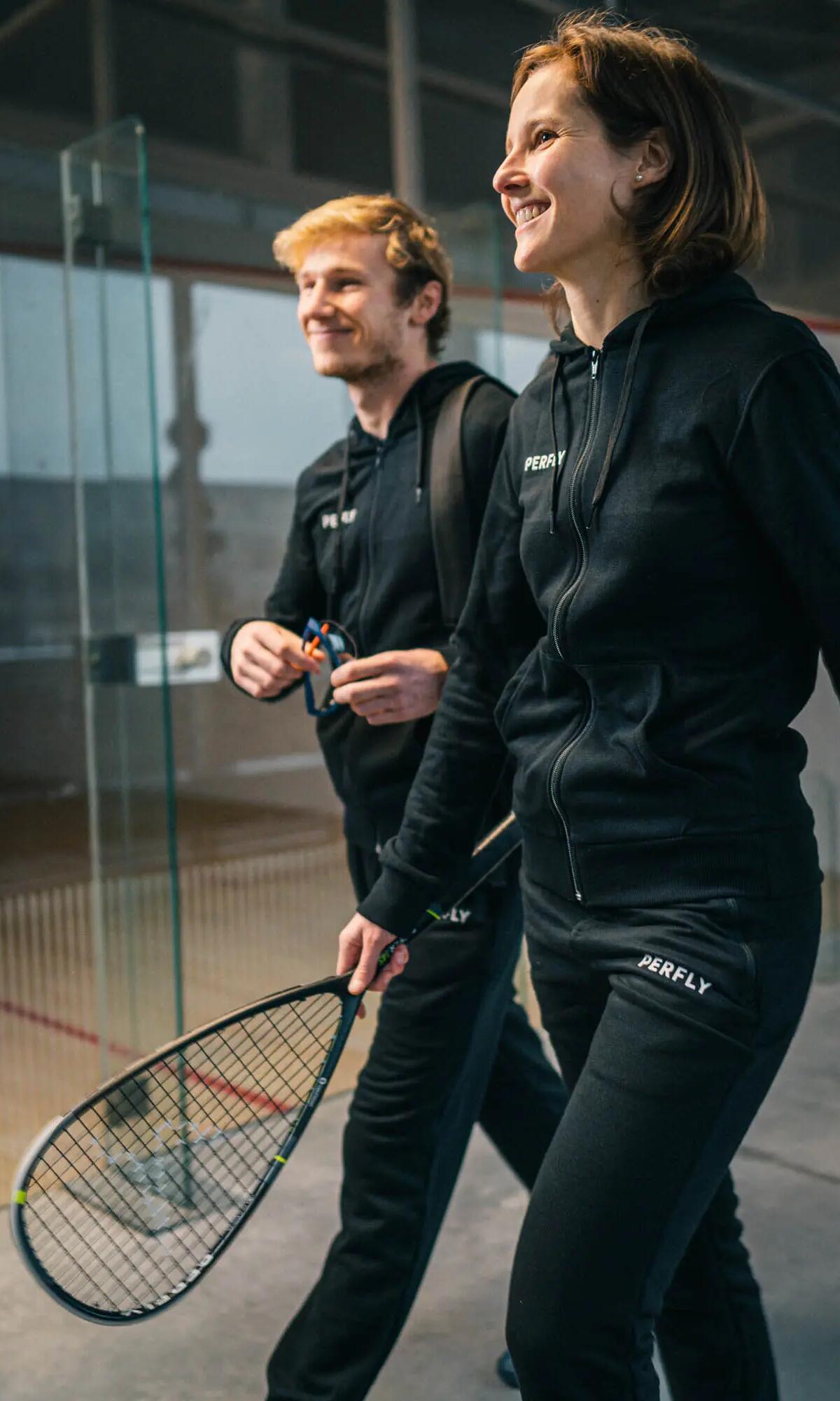 Kobieta i mężczyzna idący na squasha
