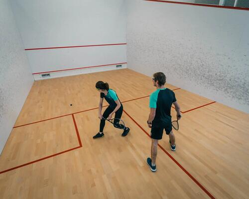 Zwei Personen nutzen die richtigen Squashschläger
