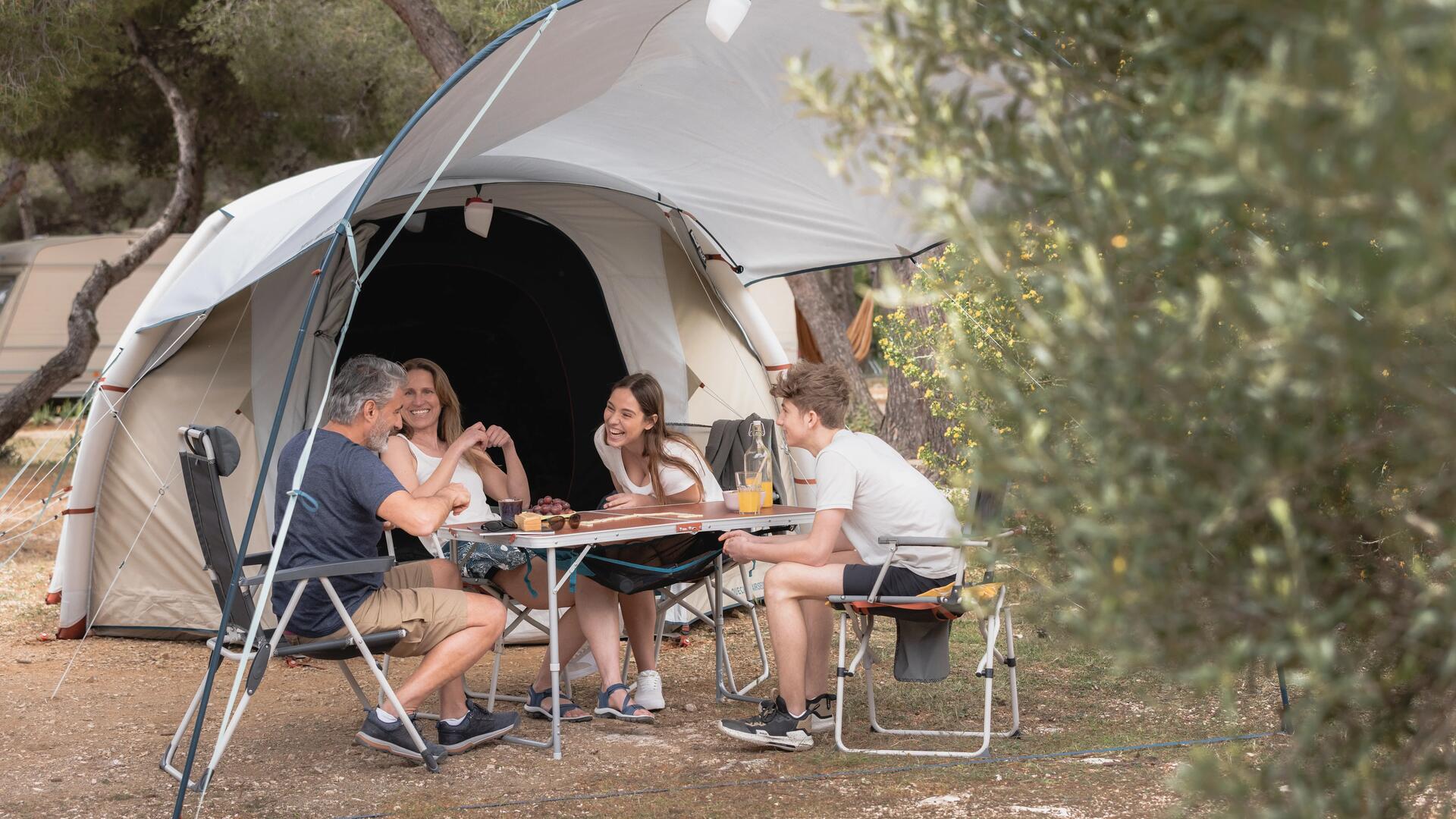 famille en camping sous la tente 
