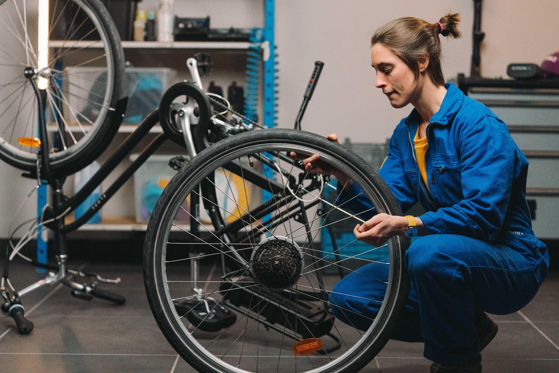 Vrouw die een fiets repareert