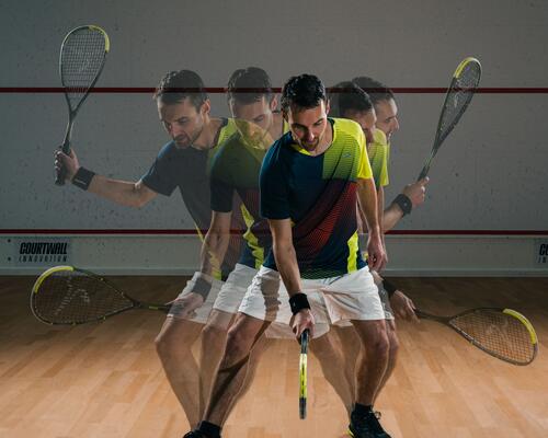 mężczyzna w odzieży do squasha poruszający rakietą do gry w squasha